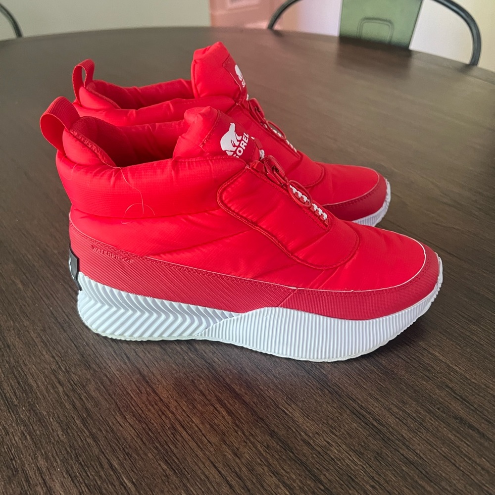 Women red Sorel boots brand new never worn
